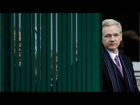 VIDEO : Does Julian Assange Use Cutlery When Eating?
