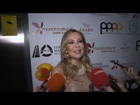 VIDEO : Ana Obregn recibe el premio 'Naranja y Limn'