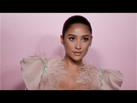 VIDEO : Shay Mitchell Joins Hulu Comedy ?Dollface?