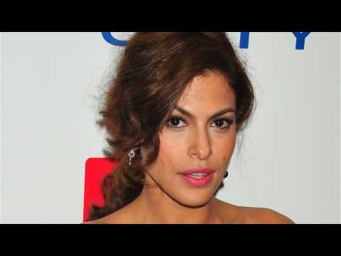 VIDEO : Eva Mendes Refreshes Hair With Strawberry Highlights