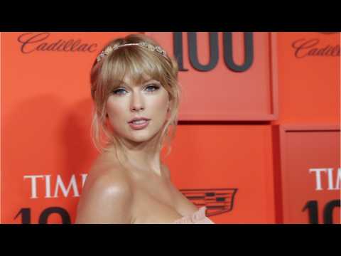 VIDEO : Taylor Swift Debuts Her New Cat, 