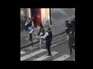 Coronavirus : des habitants confinés font danser un policer à Paris (vidéo)