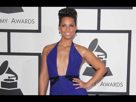 VIDEO : Alicia Keys: elle dvoile son numro en ligne et reoit des 'milliers' de SMS