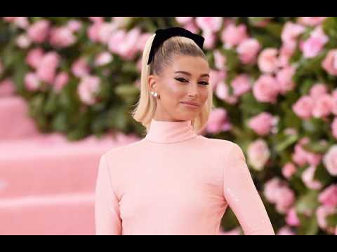 VIDEO : Hailey Bieber se sent 'plus heureuse' pendant le confinement