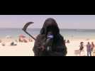 Coronavirus : il se déguise en faucheuse pour faire peur aux gens sur la plage (Vidéo)