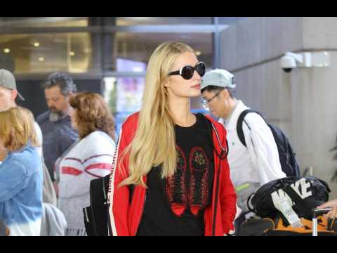 VIDEO : Paris Hilton considre ses fans 'comme des frres et soeurs'