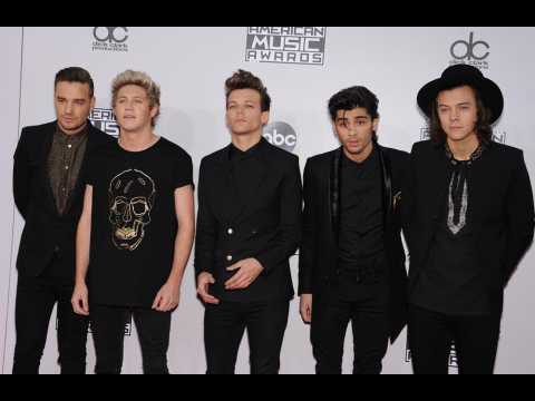 VIDEO : Les membres de One Direction suivent  nouveau Zayn Malik sur Twitter!