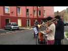 Une famille joue de la musique pour les résidents de la maison de retraite Bonnière au Mans