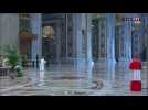 Le Pape François prononce sa bénédiction pascale dans une basilique St Pierre quasi-vide