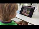 Coronavirus: un enfant suivant ses cours en ligne
