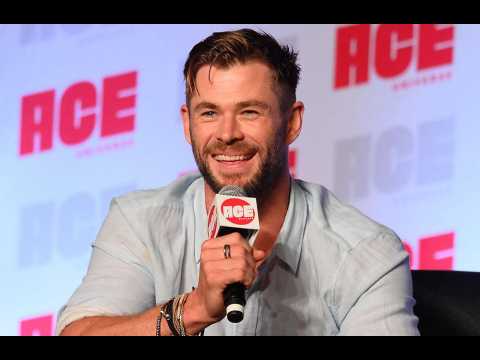 VIDEO : Chris Hemsworth a fait un câlin à Brad Pitt lors de leur première rencontre