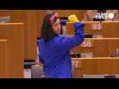 Manon Aubry en Rosie la Riveteuse au Parlement européen