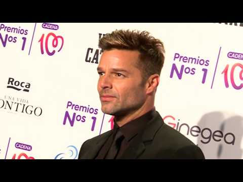 VIDEO : Ricky Martin presenta a su cuarto hijo