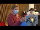 Des bénévoles cousent des masques de protection à la clinique d'Ottignies