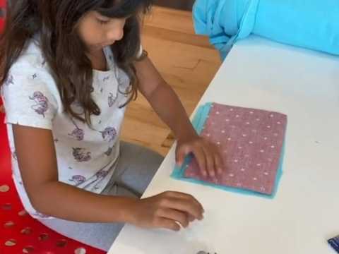 VIDEO : Covid-19 : Booba partage une vido de sa fille Luna crant des masques pour les hpitaux !