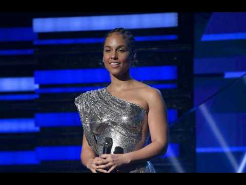 VIDEO : Alicia Keys a l'impression d'avoir port un masque toute sa vie