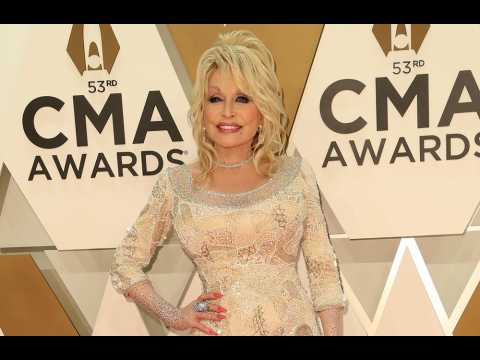 VIDEO : Dolly Parton fait don d'un million de dollars pour la recherche sur le coronavirus