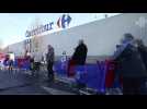 Maubeuge: une file d'attente interminable chez Carrefour