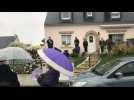 Rue des Pyrénées, des habitants entonnent des chants bretons en soutien au personnel soignant