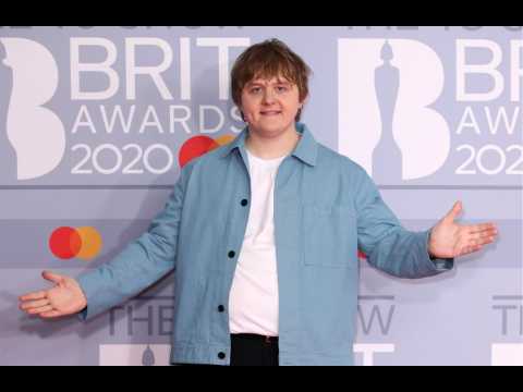 VIDEO : Lewis Capaldi: le confinement l'inspire plus que jamais