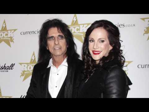 VIDEO : Alice Cooper And Wife Sheryl Goddard Make Death Pact