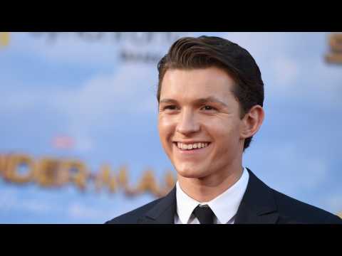 VIDEO : Tom Holland Comes To The Rescue After Autograph Mob Nearly Crushes Fan
