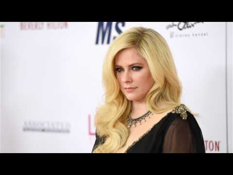 VIDEO : Avril Lavigne Announces Rare Tour
