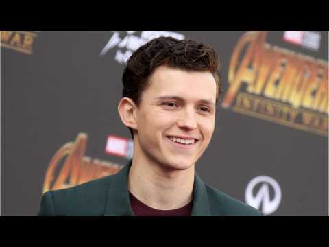 VIDEO : Tom Holland Tried To Help A Passed Out Passenger On Flight