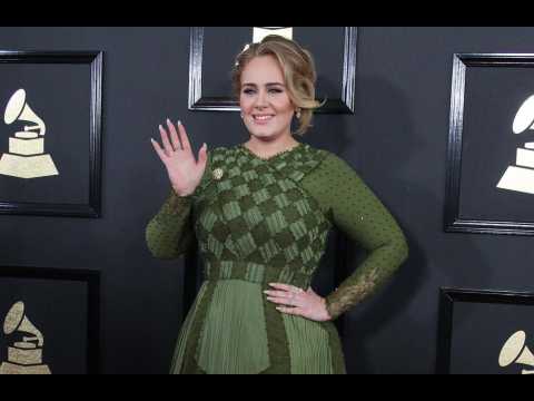 VIDEO : Adele organise l'enterrement de vie de jeune fille de Jennifer Lawrence!