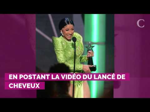 VIDEO : VIDEO. Cardi B enlve sa perruque en plein concert et la jette...
