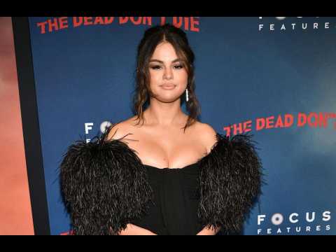 VIDEO : Selena Gomez à nouveau en couple avec un ex? La chanteuse répond