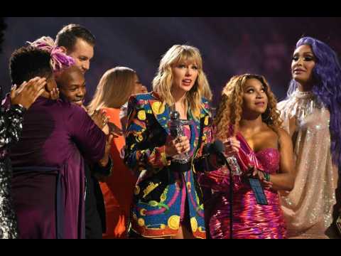 VIDEO : Taylor Swift: autorise  chanter ses anciennes chansons aux AMAs