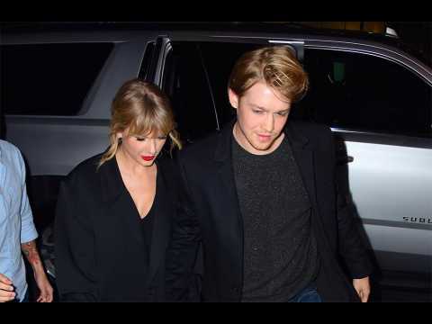 VIDEO : Taylor Swift clbre Thanksgiving  Londres avec son chri Joe Alwyn