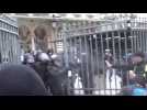 Manifestation contre la réforme des retraites : les forces de l'ordre empêchent les manifestants de pénétrer dans la Gare de l'Est