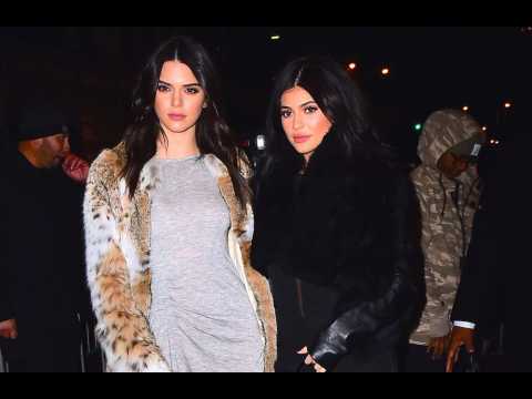 VIDEO : Kendall et Kylie Jenner ont des contrats diffrents pour 'L'Incroyable Famille Kardashian'