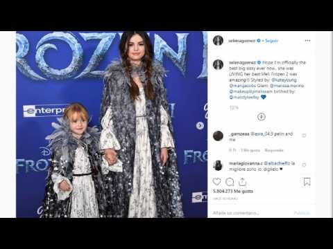 VIDEO : Selena Gomez acude a la premiere de Frozen 2 con su hermana