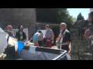 Procession moderne pour cette statue