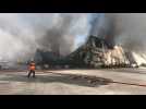 Impressionnant incendie dans une usine de piscines