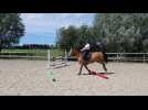 Victoire, 17 ans, amputée d'une jambe a trouvé dans l'équitation une véritable passion