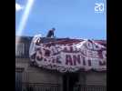Un jeune homme escalade un immeuble pour décrocher une banderole de Génération Identitaire