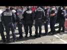 En colère, une cinquantaine de policiers niortais jettent leurs menottes devant le commissariat