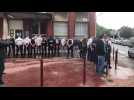 Les policiers jettent symboliquement leurs menottes à Calais