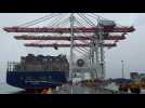 Un immense porte-conteneurs achemine des masques au port de Dunkerque