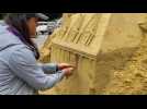 Le beffroi de Calais de sable émerge en ville