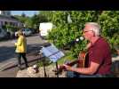 D'étonnants concerts de rue, à Achicourt, près d'Arras, pendant le confinement