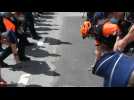 Liège : Les policiers déposent leurs menottes au sol pour manifester