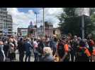 300 policiers ont symboliquement déposé leurs menottes au sol à Liège