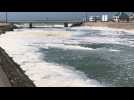 A Wimereux, la mer mousse avec le vert de mai