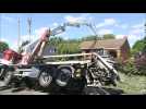Un camion de chantier se retourne à Lynde