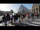 Le musée du Louvre rouvre, sans l'affluence des grands jours